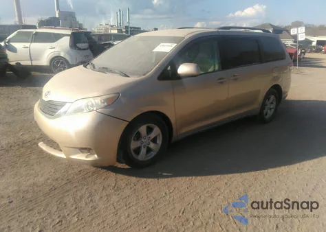 2012 Toyota Sienna Le V6 8 Passenger z USA, uszkodzony, nr VIN 5TDKK3DC9CS220554